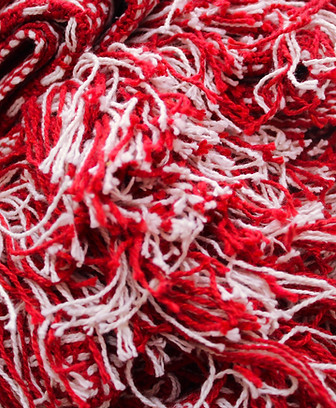 Hilos rojos y blancos
